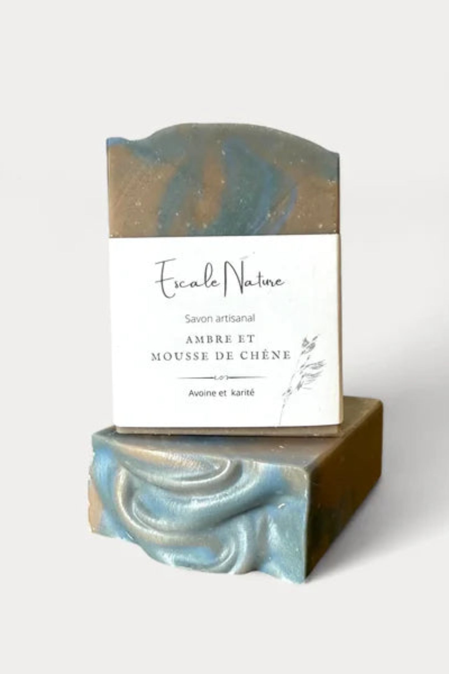 Vue de dessus du savon Ambre et Mousse de Chêne • Marbrures bleues et brunes • Savon naturel artisanal québécois