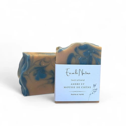 savon artisanal brun et bleu au parfum ambré et mousse de chêne, avec emballage Escale Nature