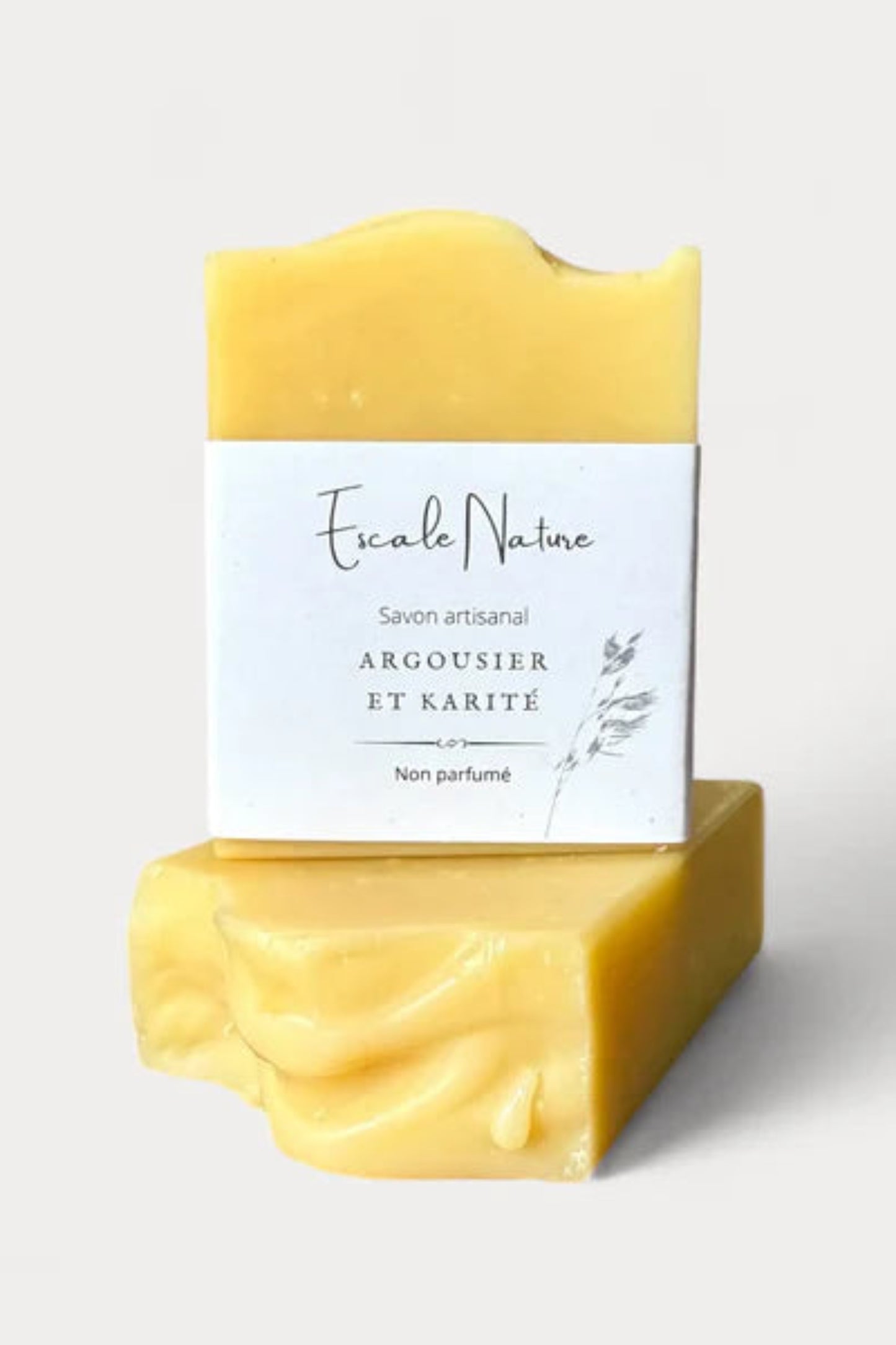 Vue de dessus du savon Argousier et Karité • Teinte jaune, texture lisse et naturelle