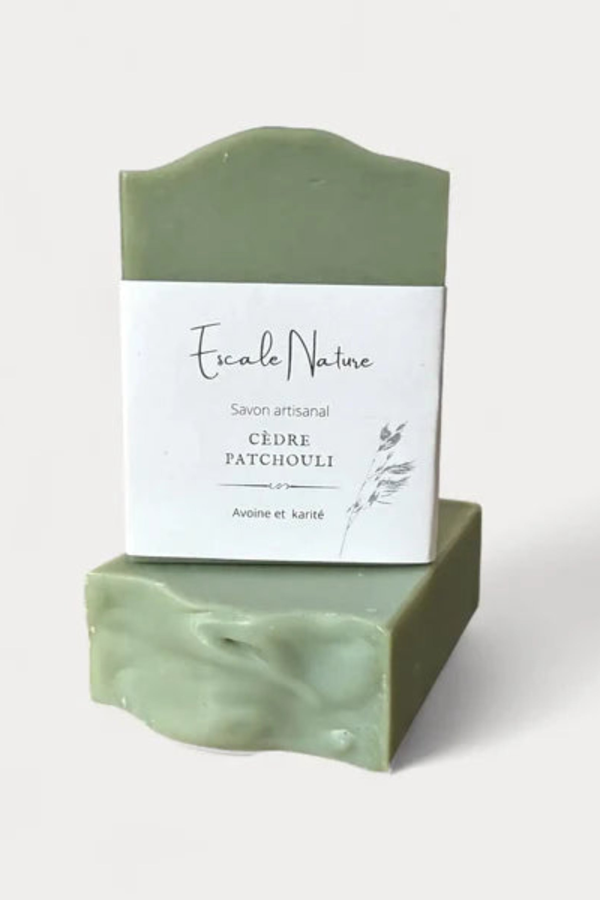Vue de dessus du savon Cèdre Patchouli • Teinte vert forêt, fini naturel, avoine et karité
