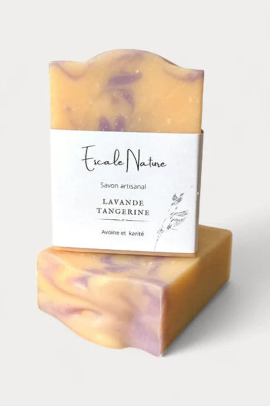 Vue de dessus du savon Lavande Tangerine • Marbrures orange et violet, texture douce et crémeuse