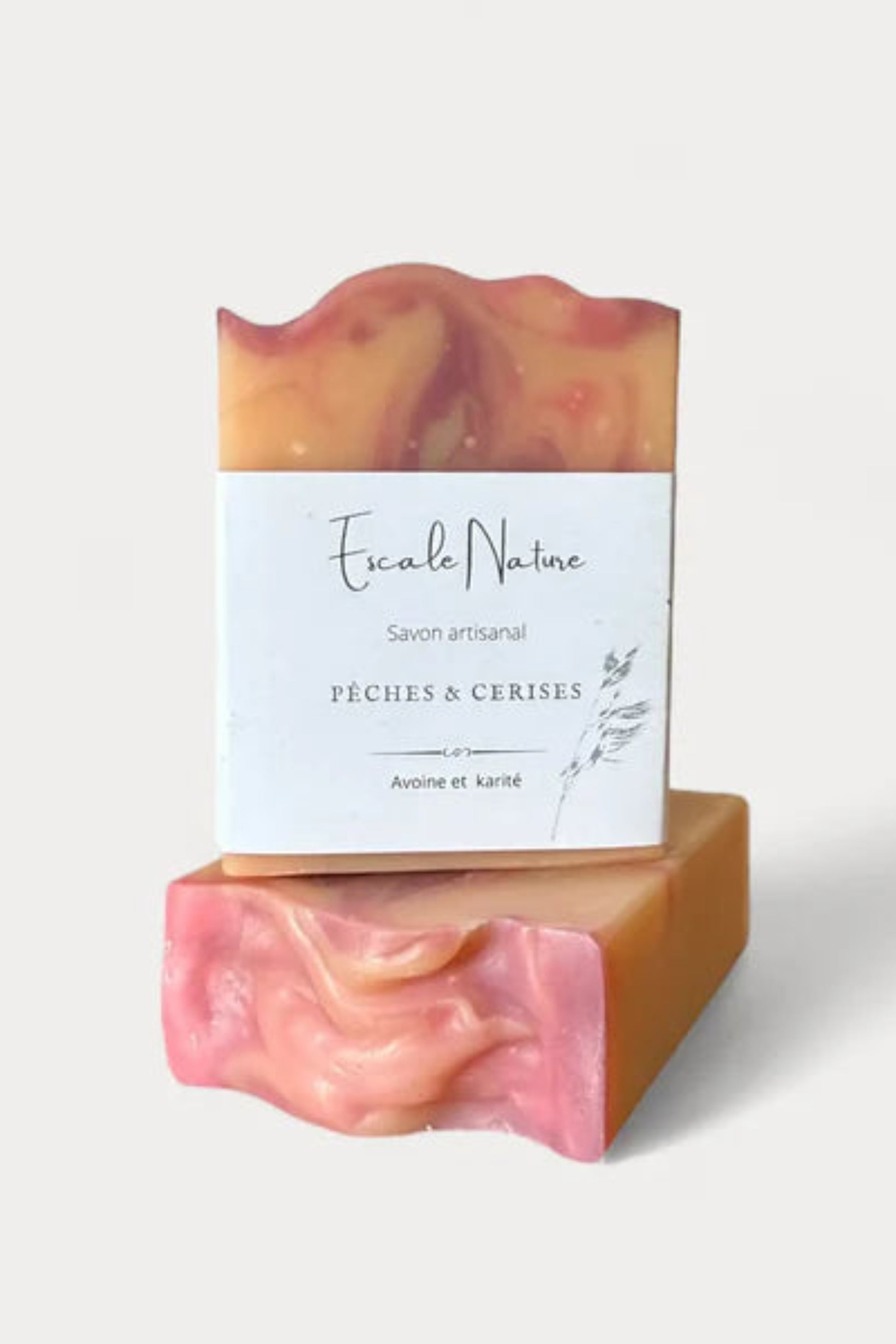 Vue de dessus du savon Pêches & Cerises • Marbrures gourmandes rose et pêche • Texture artisanale naturelle