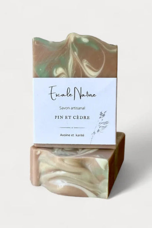 Vue de dessus du savon Pin et Cèdre • Marbrures creme et vert rappelant les coniferes