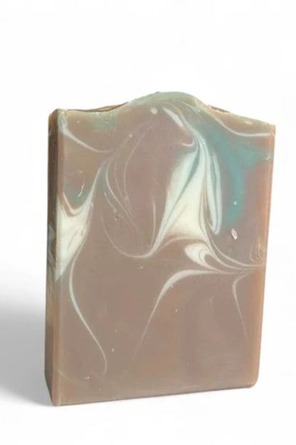 Savon artisanal Pin et Cèdre vu de face • Marbrures naturelles boisées