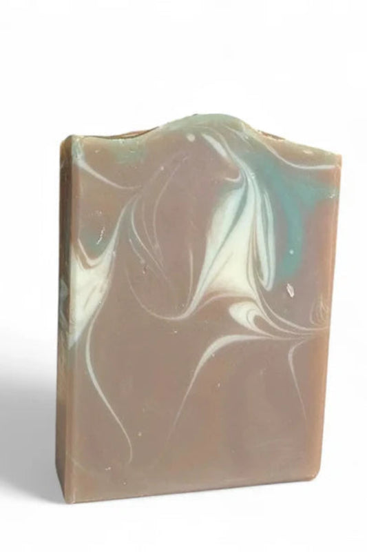 Savon artisanal Pin et Cèdre vu de face • Marbrures naturelles boisées