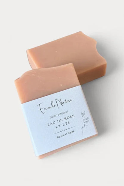 Savon artisanal rose et lys presente avec etiquette parfum floral doux