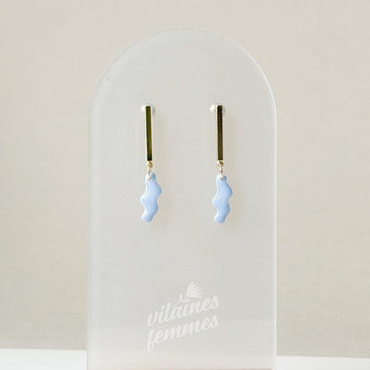 Boucles bleu ciel en argile de polymère, design épuré et délicat
