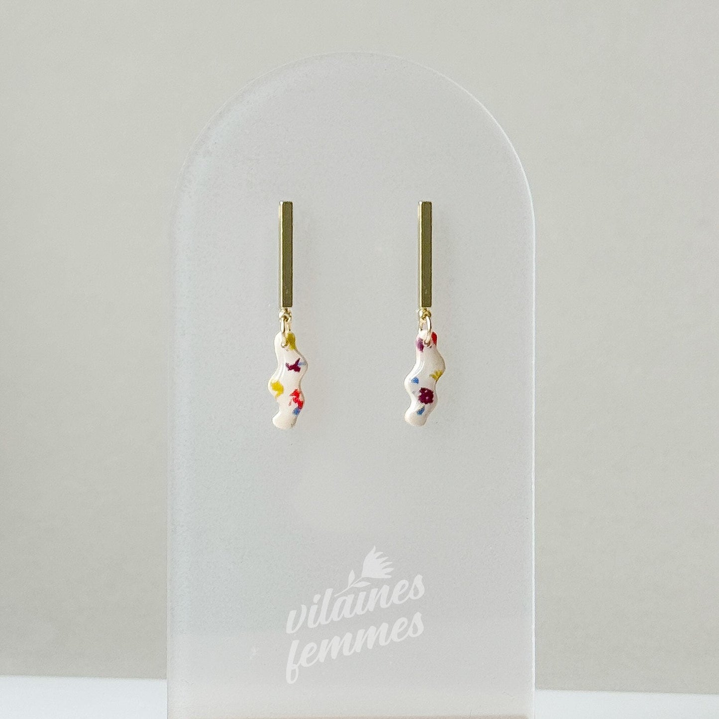 Boucles blanches à motifs confettis multicolores, style minimaliste artistique