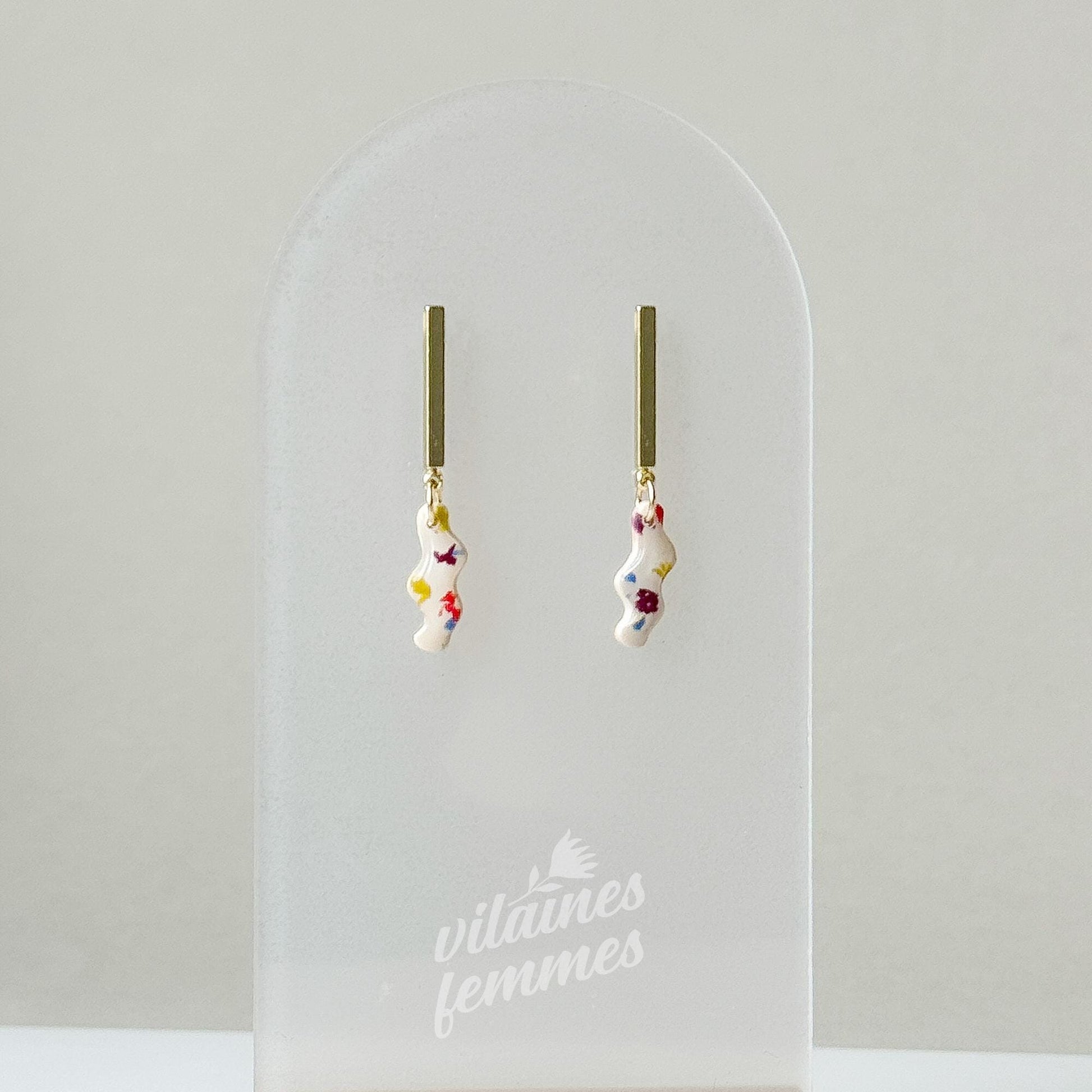 Boucles blanches à motifs confettis multicolores, style minimaliste artistique