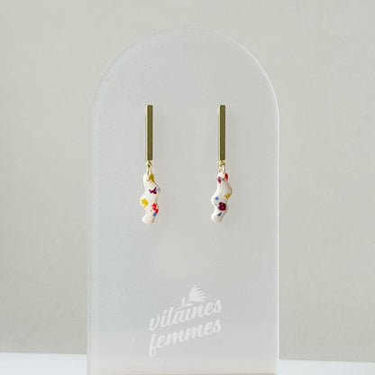 Boucles blanches à motifs confettis multicolores, style minimaliste artistique