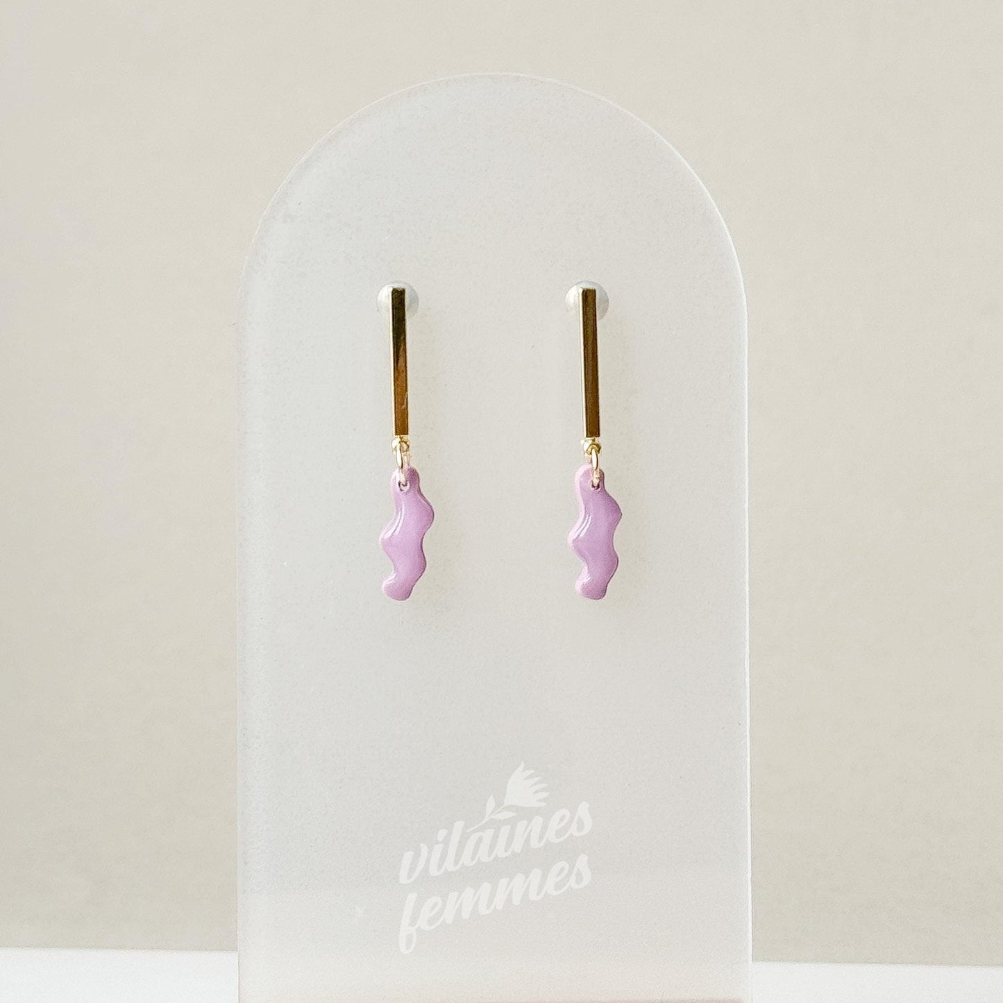 Boucles fines lilas pastel, forme ondulée et ligne dorée élégante