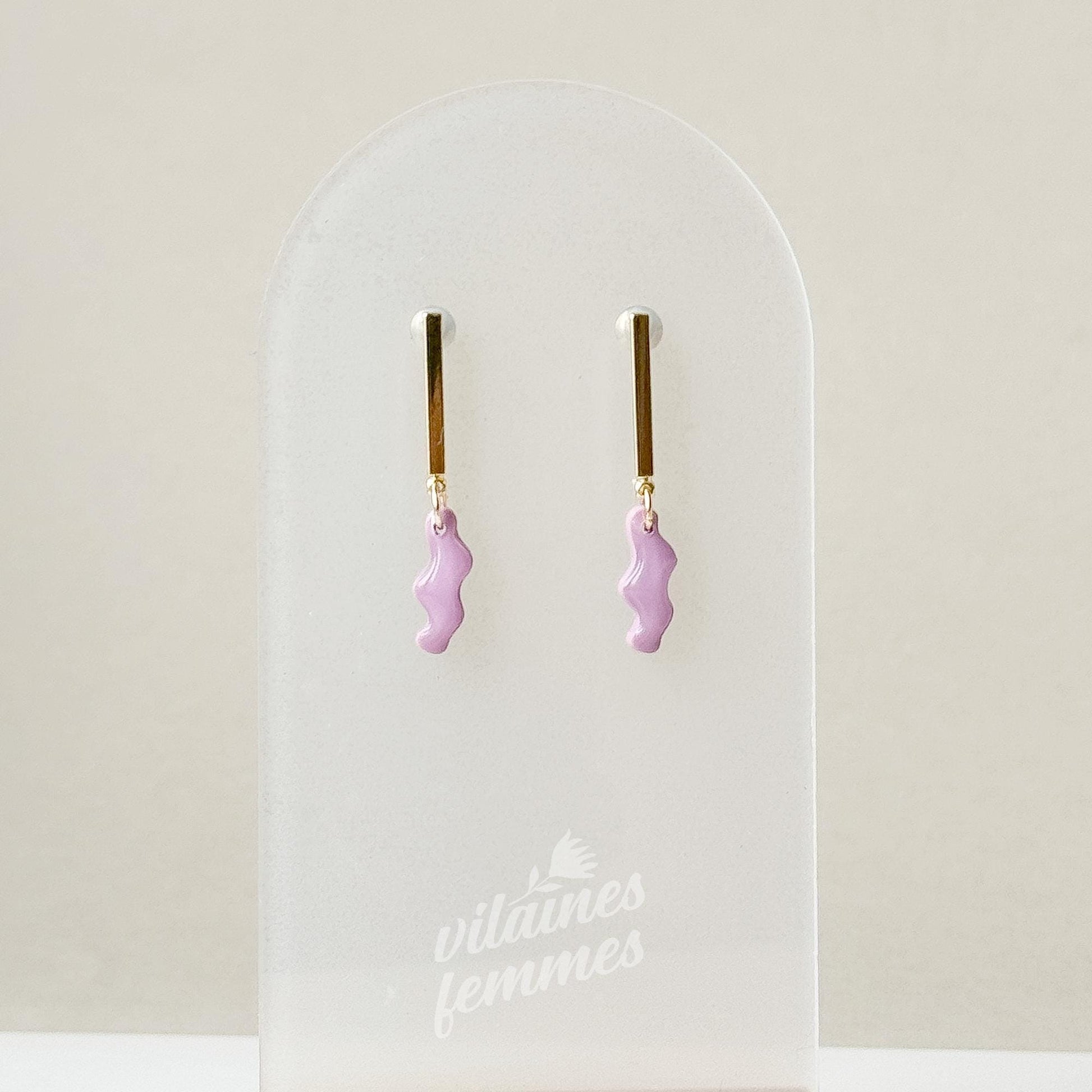 Boucles fines lilas pastel, forme ondulée et ligne dorée élégante