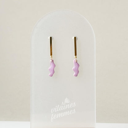 Boucles fines lilas pastel, forme ondulée et ligne dorée élégante