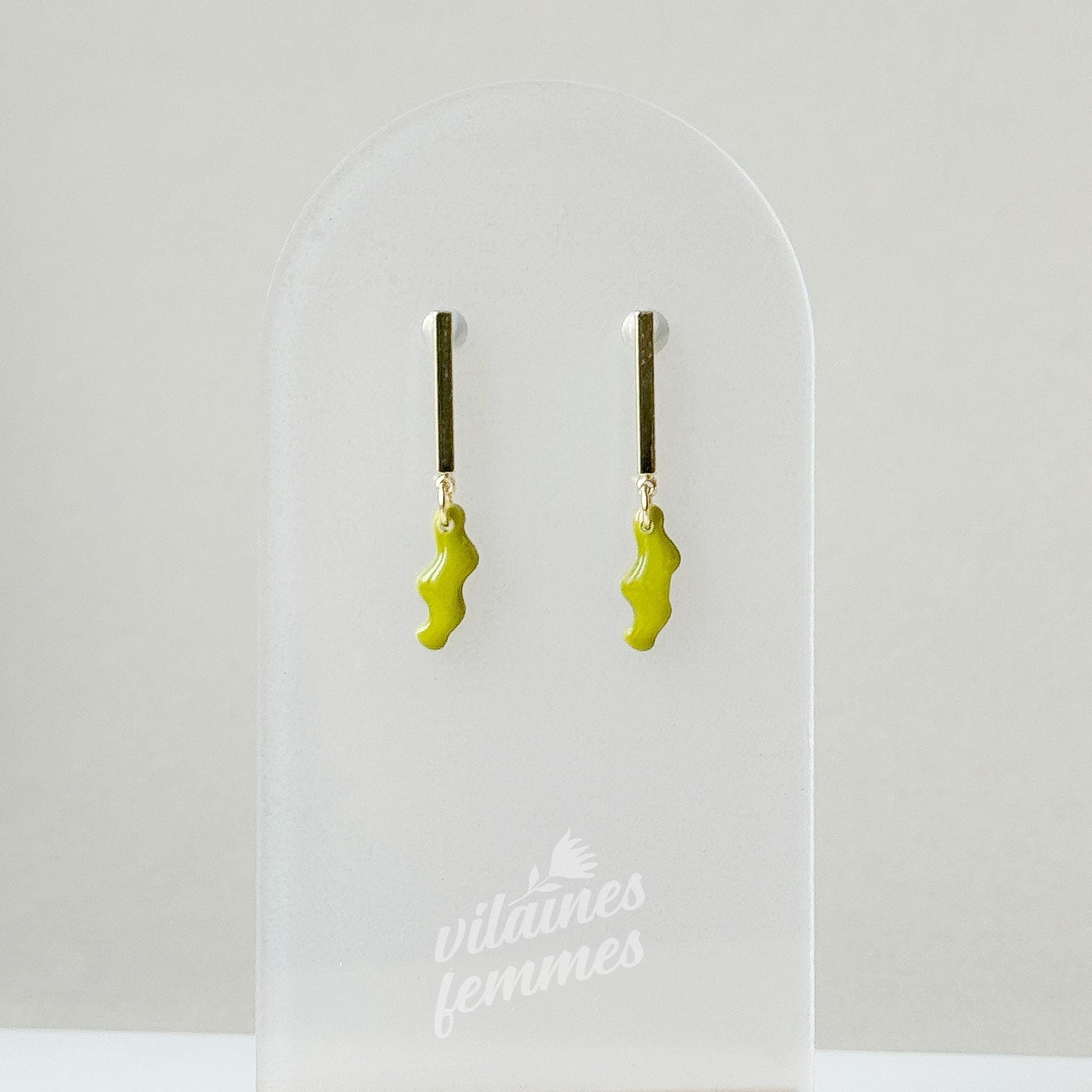 Boucles légères vert lime, forme ondulée et tige dorée moderne