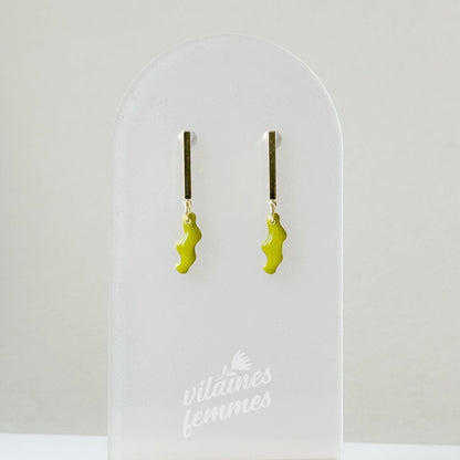 Boucles légères vert lime, forme ondulée et tige dorée moderne