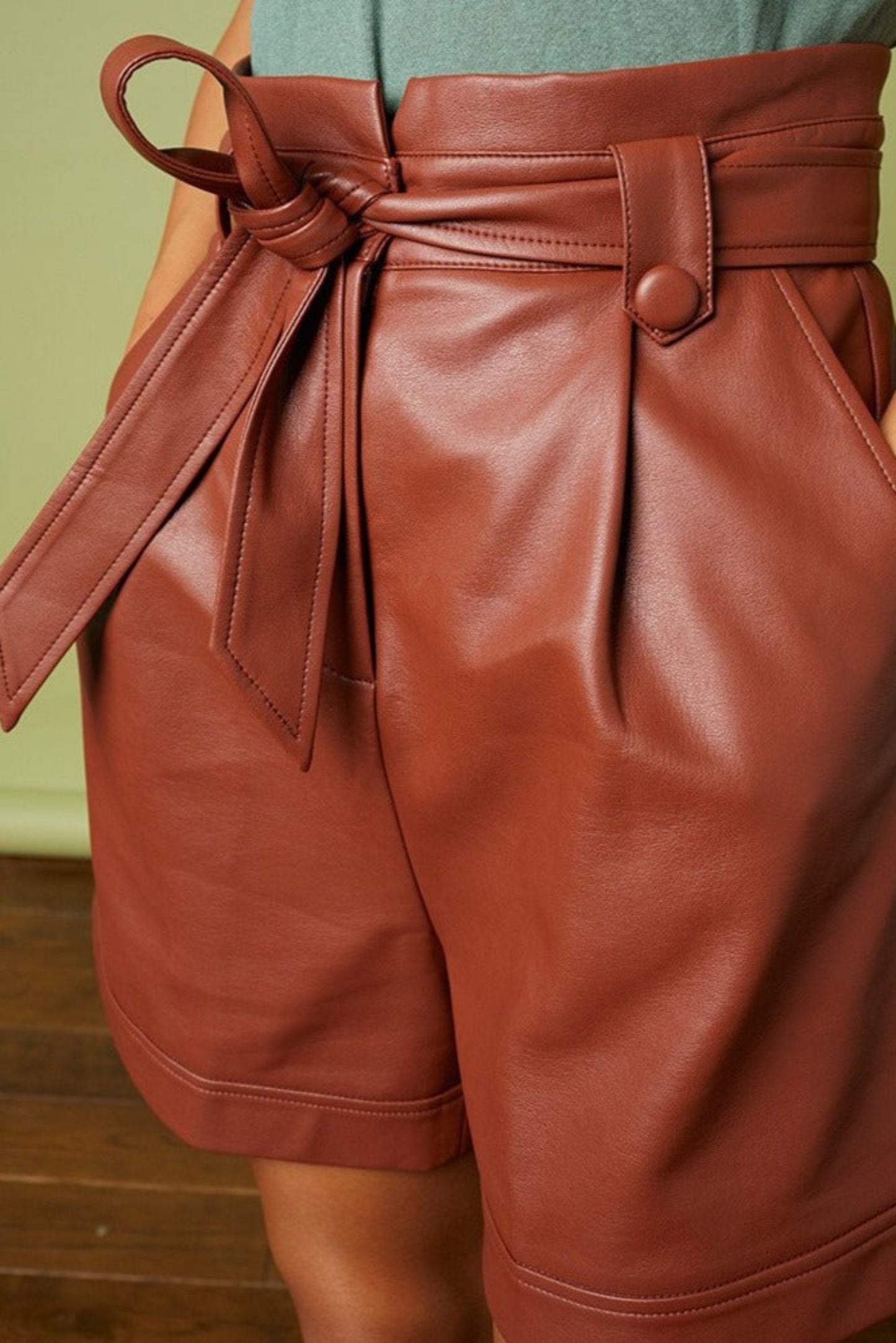 Short chocolat effet cuir avec ceinture a nouer et fermeture visible
