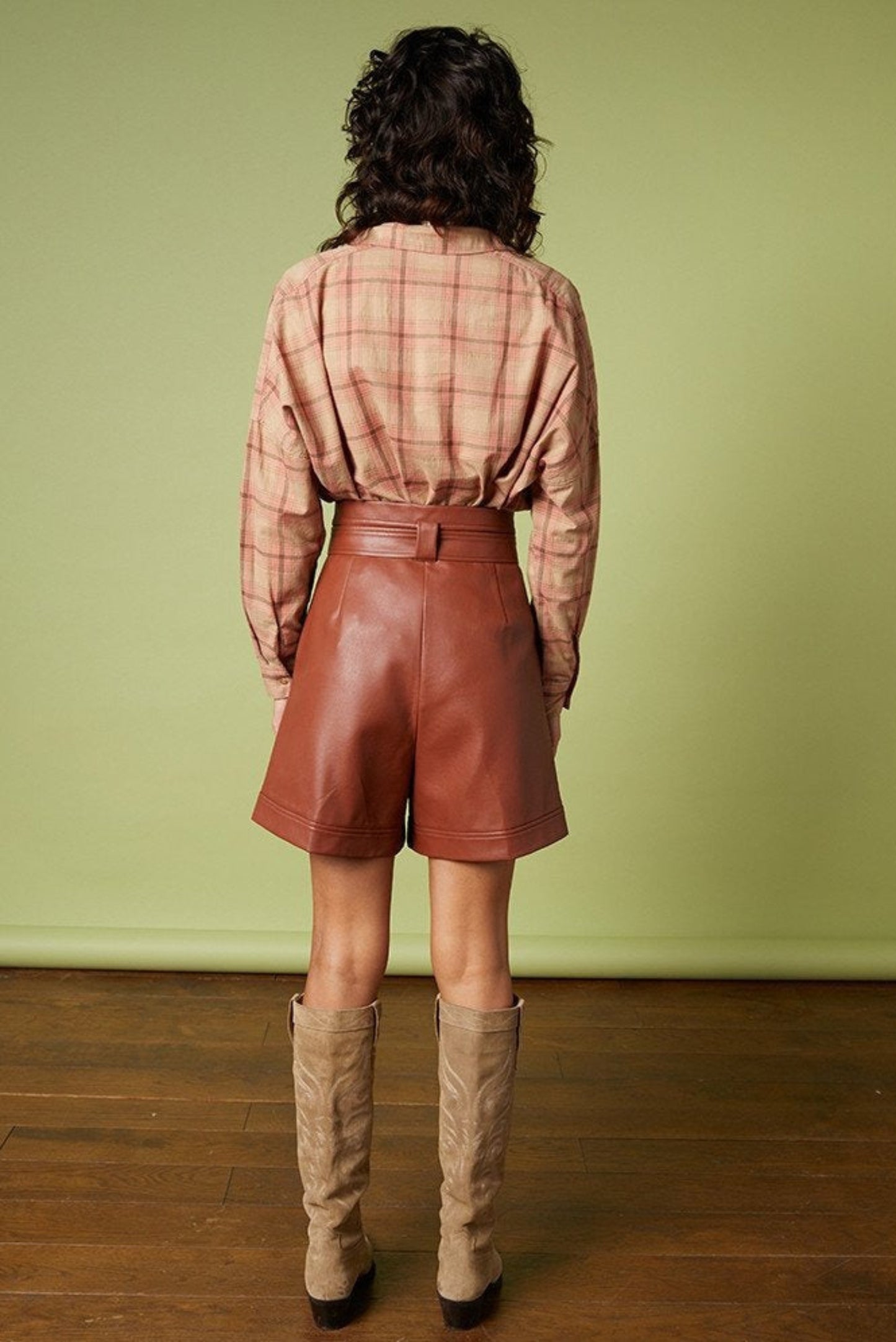 Short taille haute chocolat porte de dos avec coupe evasee flatteuse