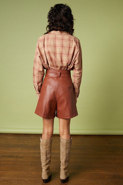 Short taille haute chocolat porte de dos avec coupe evasee flatteuse