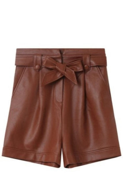 Short effet cuir chocolat vue avant avec taille haute et coupe large élégante