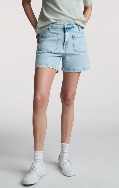 Vue de face du short en jeans bleu pâle – coupe droite et poches plaquées
