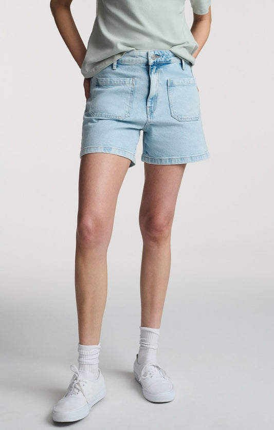 Vue de face du short en jeans bleu pâle – coupe droite et poches plaquées
