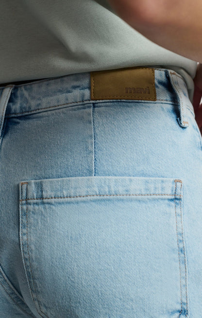 Détail du logo au dos du short en jeans bleu pâle – étiquette embossée