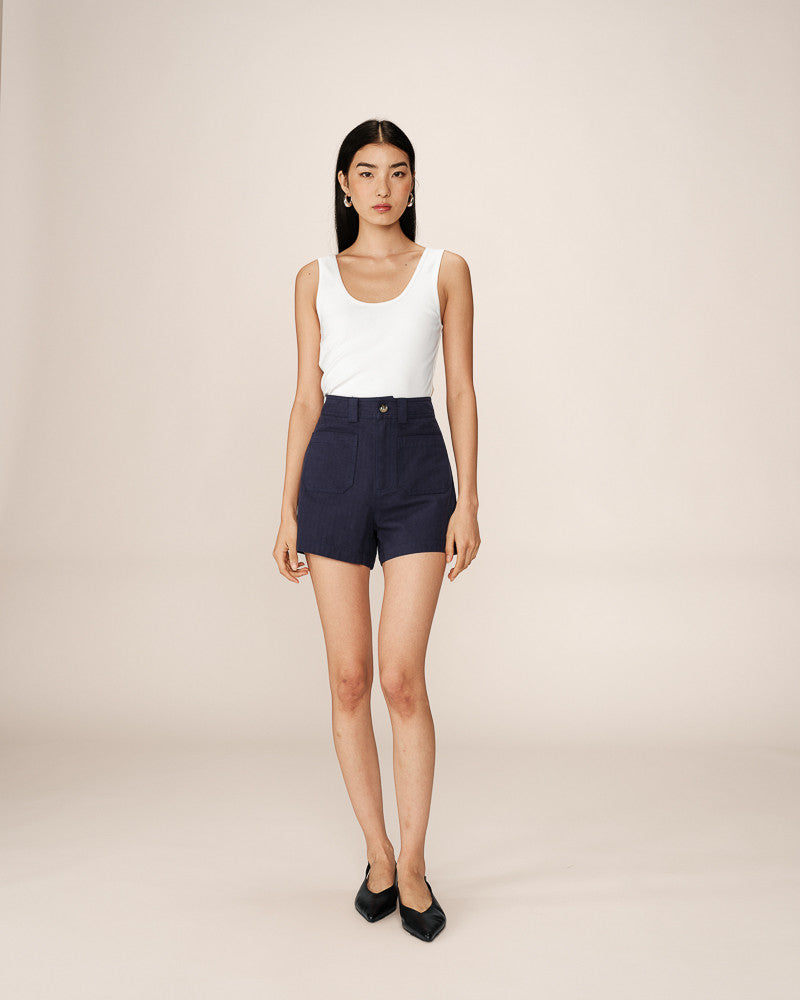 Short marine taille haute avec poches plaquées vue de face