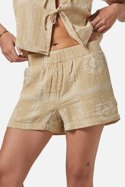 Short beige taille haute vu de face – coupe fluide avec imprimé clair