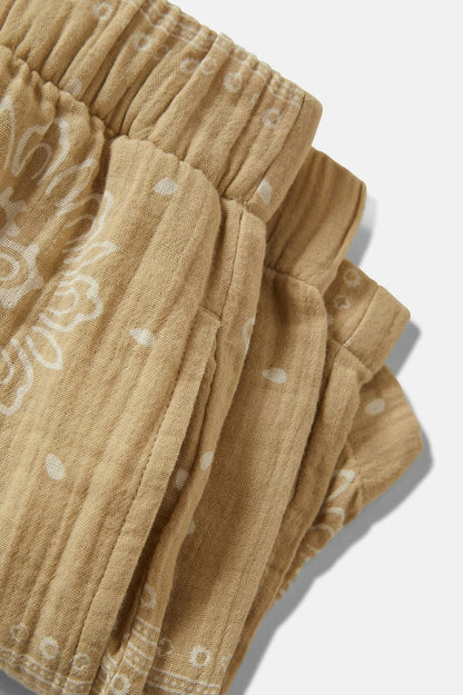 Zoom sur le tissu coton du short imprimé beige – texture légère et naturelle