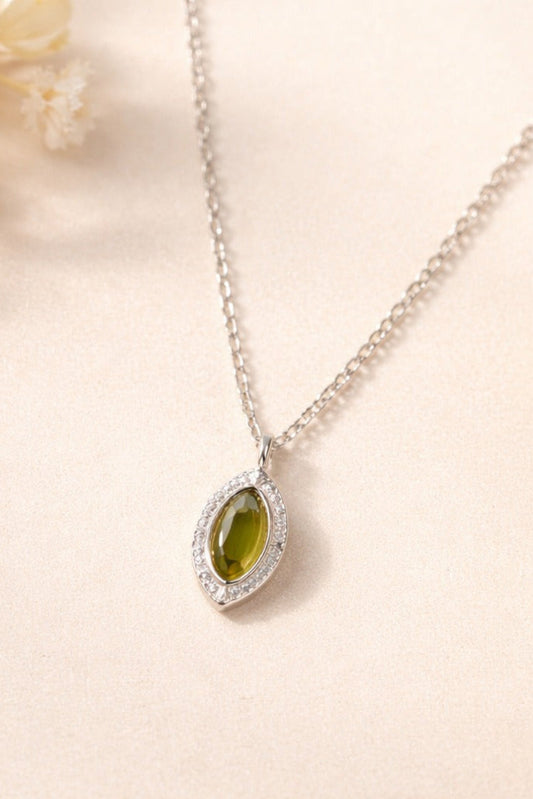 Détail du pendentif péridot vert entouré de zirconiums sur collier en argent 925