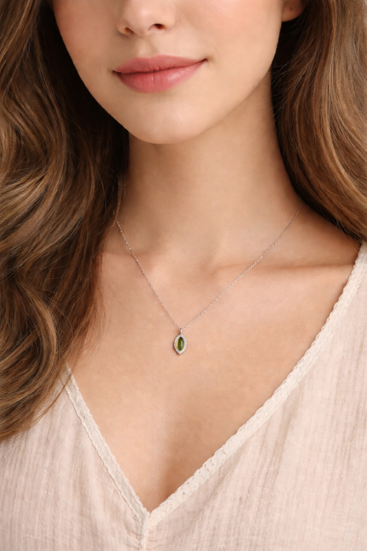 Collier Sophie argent porté avec pendentif péridot vert et chaîne fine délicate