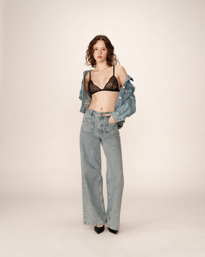 Soutien-gorge noir porté avec un jean en denim – Look moderne et décontracté