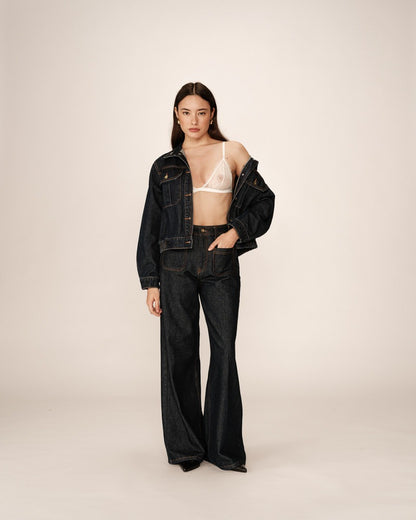 Vue portée complète – Soutien-gorge triangle blanc avec look jean