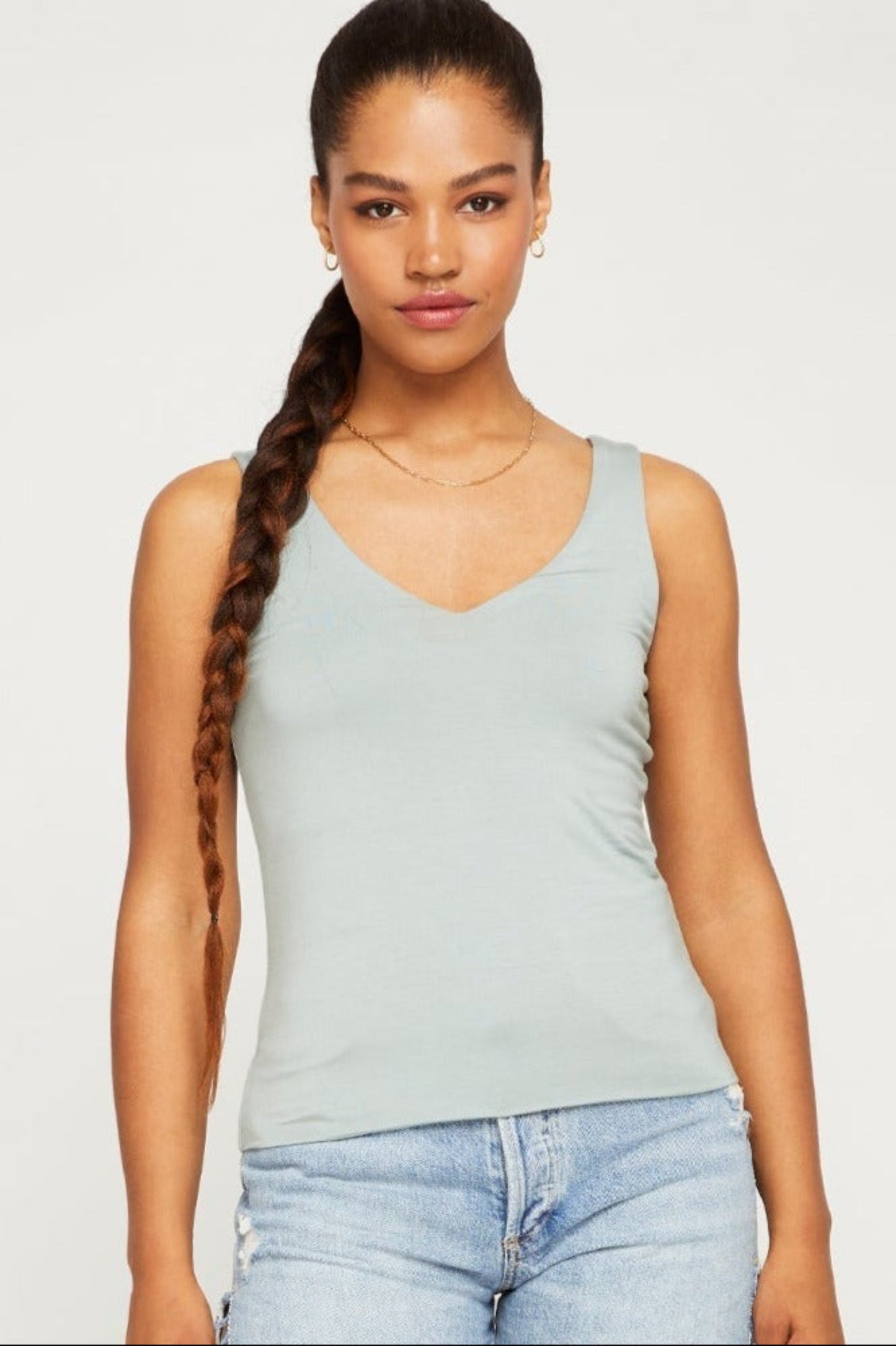 Camisole femme bleu gris encolure en V coupe ajustee
