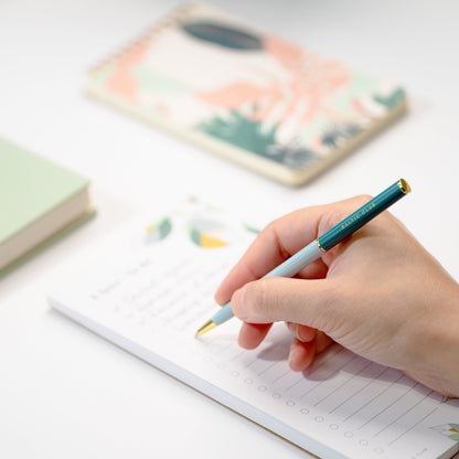 Stylo Hypnosis bleu et doré utilisé pour écrire – prise en main élégante