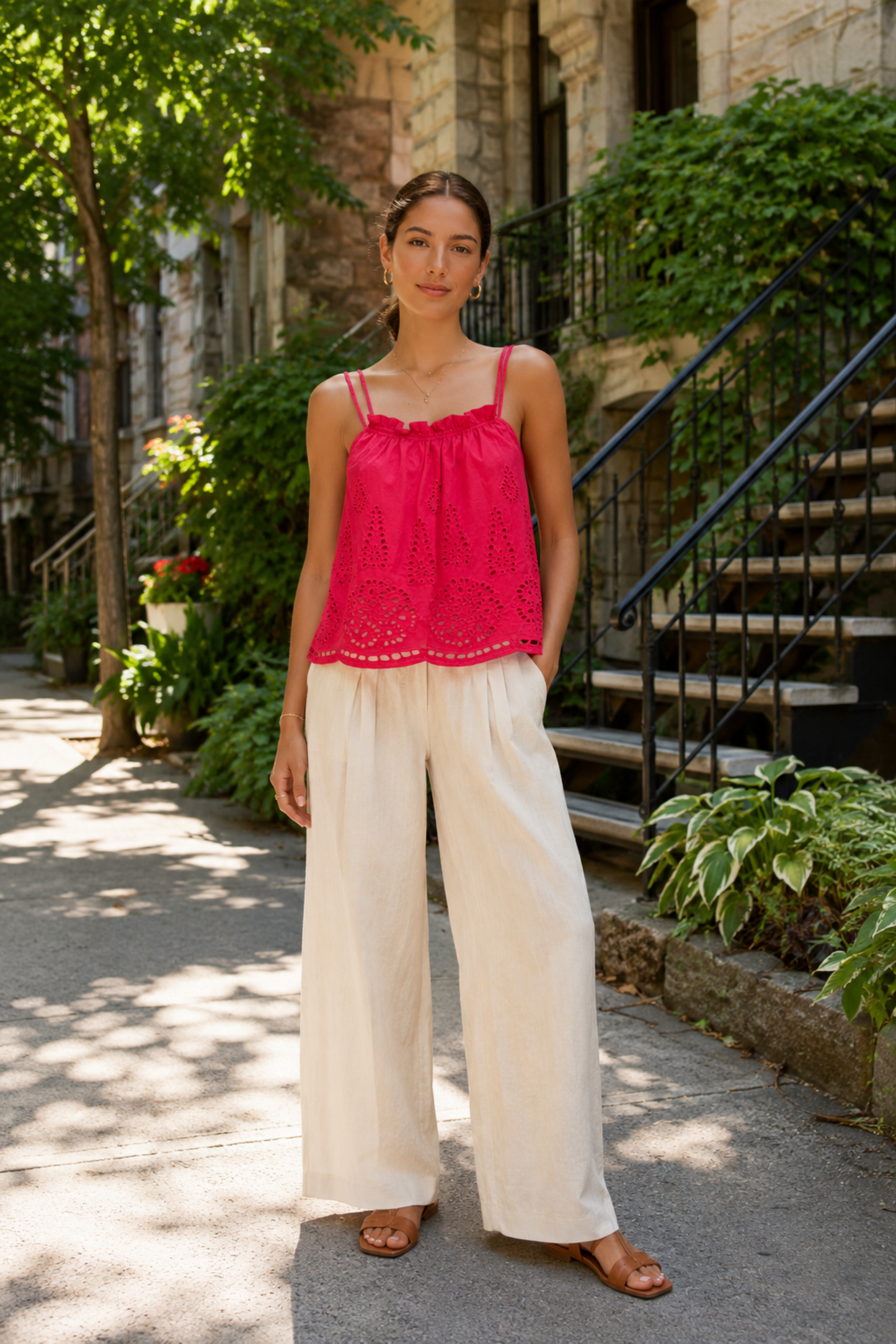 Haut fuchsia en coton porté avec un pantalon fluide clair, avec broderie anglaise, bretelles fines et style estival coloré.