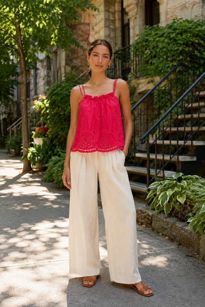 Haut fuchsia en coton porté avec un pantalon fluide clair, avec broderie anglaise, bretelles fines et style estival coloré.