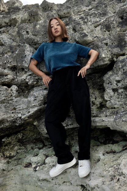 T-shirt turquoise en velours côtelé porté avec pantalon noir – texture douce et coupe fluide