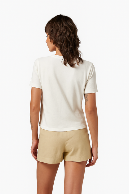 Vue de dos du t-shirt blanc cassé porté – coupe droite et manches courtes