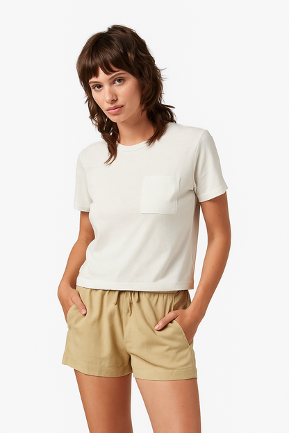 T-shirt blanc cassé porté avec short beige – look casual et éthique en coton bio