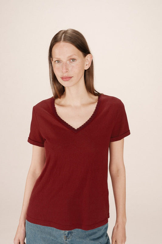 T-shirt bordeaux col V avec bordure lurex, vue de face