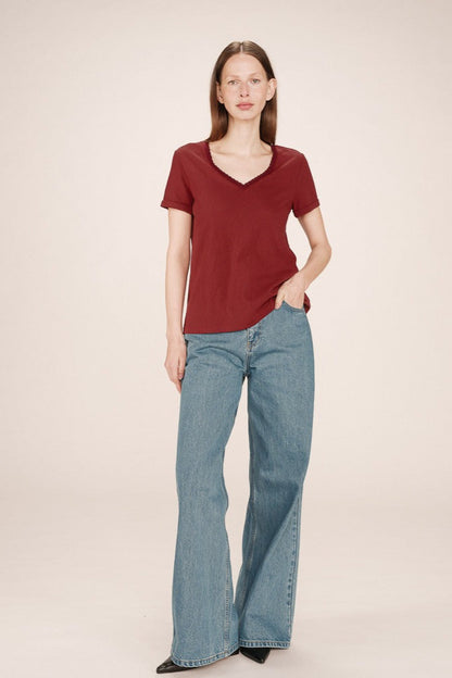 T-shirt bordeaux col V porté avec jean large