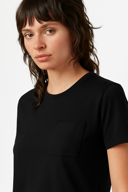 Gros plan sur le t-shirt noir avec poche poitrine – finition douce et col rond