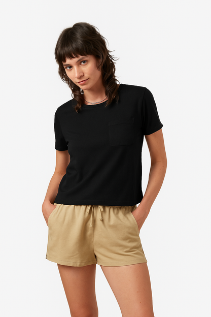 T-shirt noir en coton bio porté avec short beige – look casual et éthique
