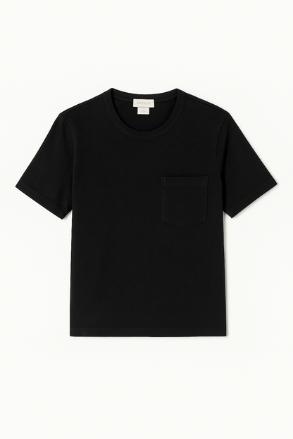 T-shirt noir en coton bio vu à plat – coupe droite et poche plaquée sur la poitrine