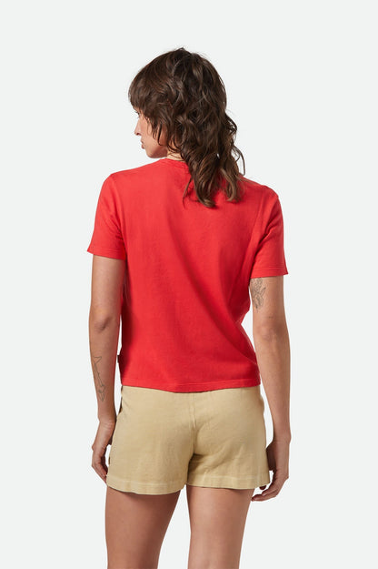 Vue arrière du t-shirt rouge porté – coupe droite et manches courtes