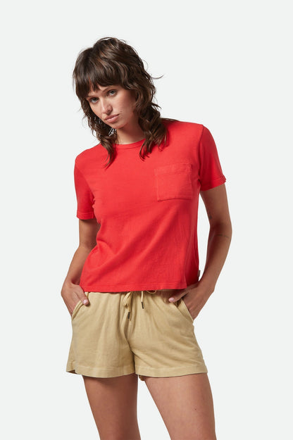 T-shirt rouge porté avec un short beige – look décontracté et estival
