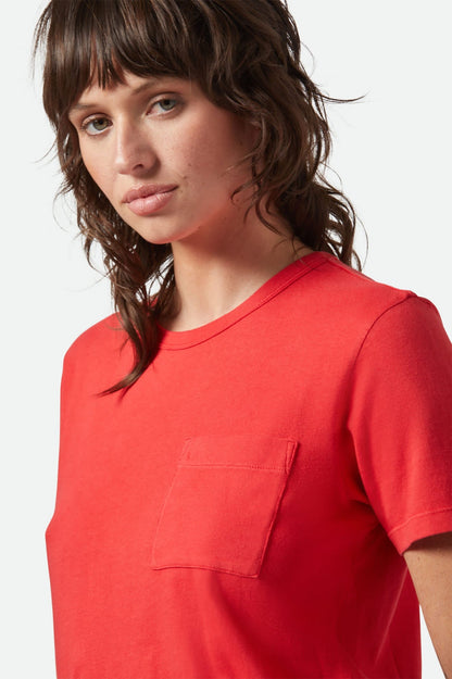 Portrait rapproché du t-shirt rouge en coton bio – poche poitrine et col rond