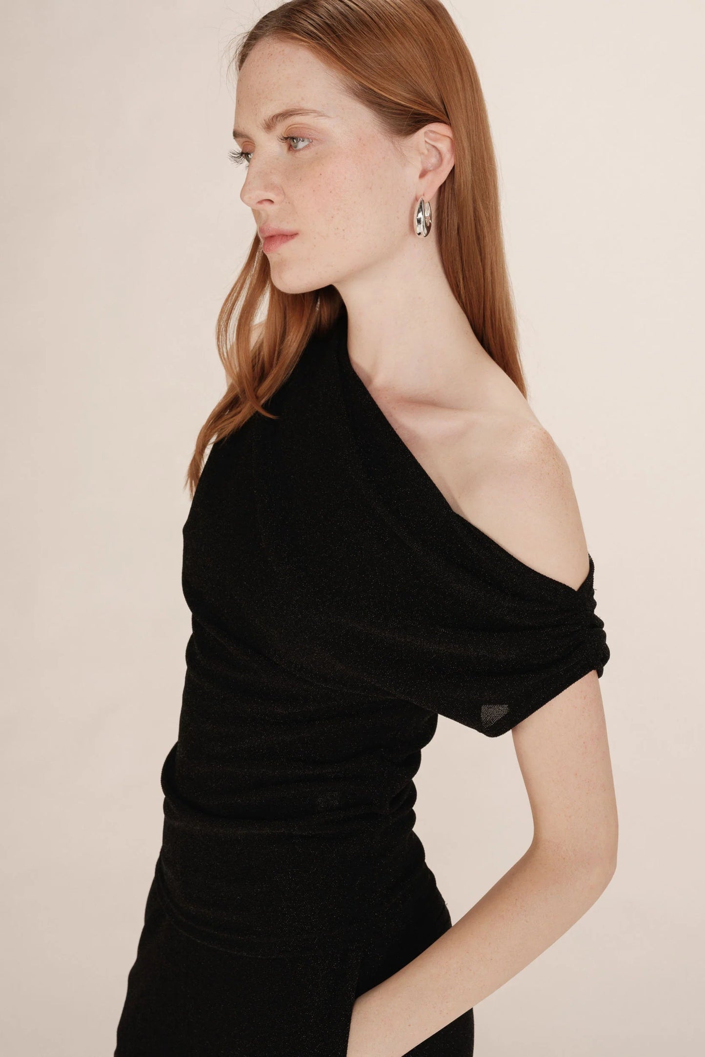 Profil du debardeur noir asymetrique Talia – detail drape epaule