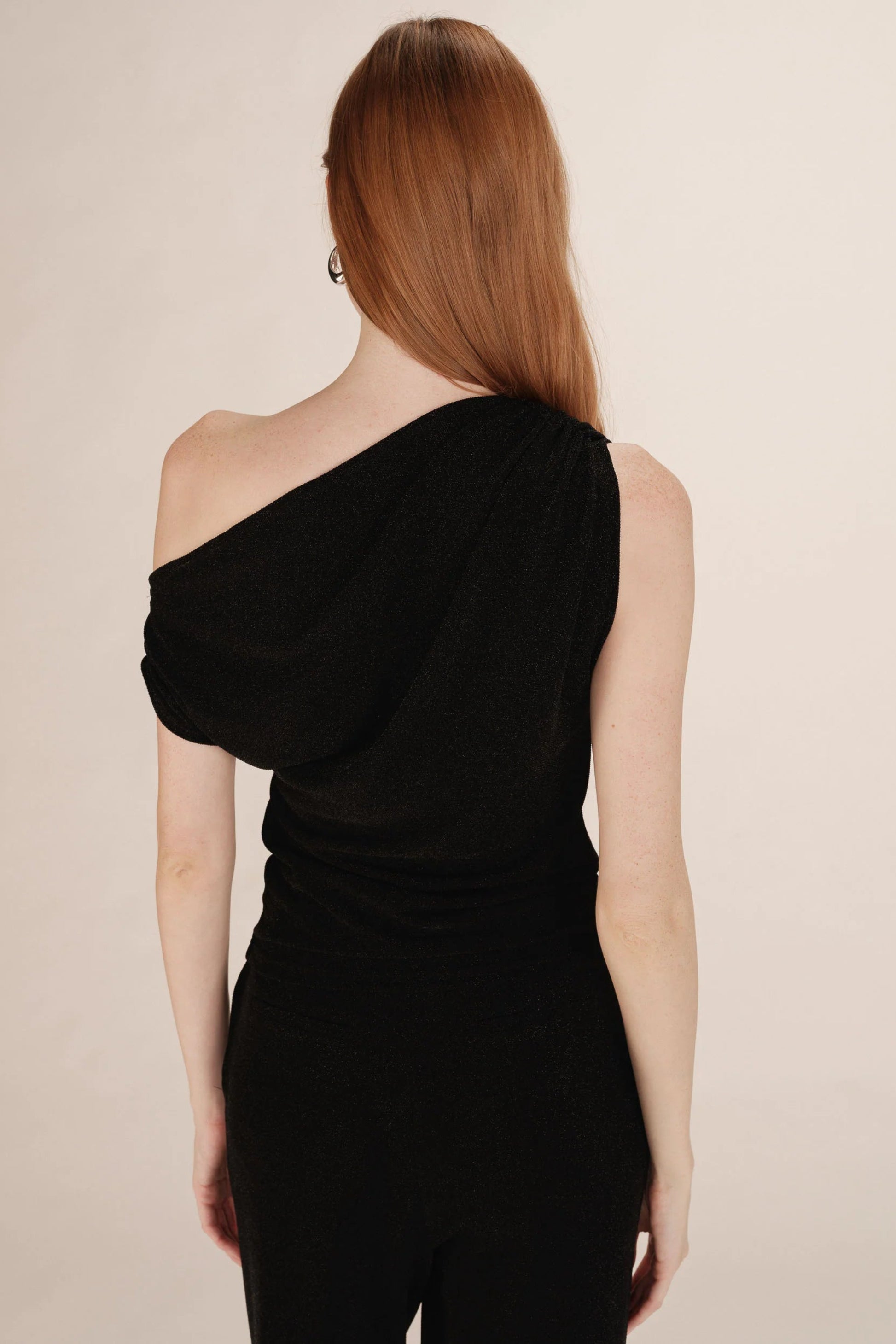 Debardeur Talia noir vue de dos – epaule drapee asymetrique
